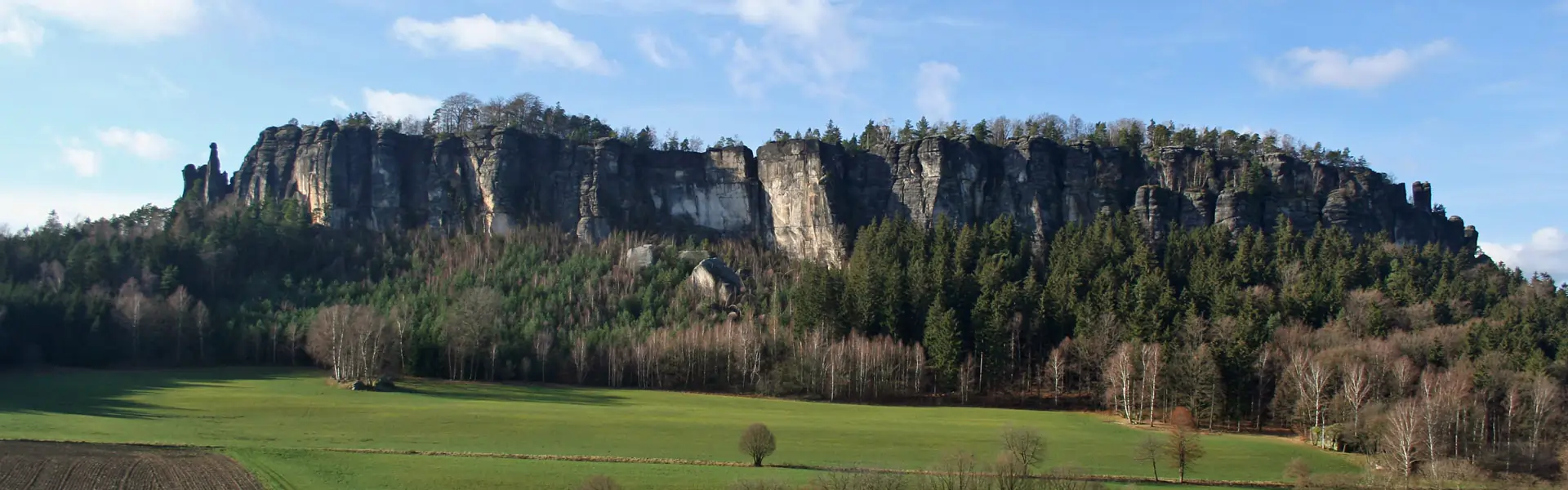Tafelberg Pfaffenstein mit Barbarine Tafelberg Pfaffenstein mit Barbarine