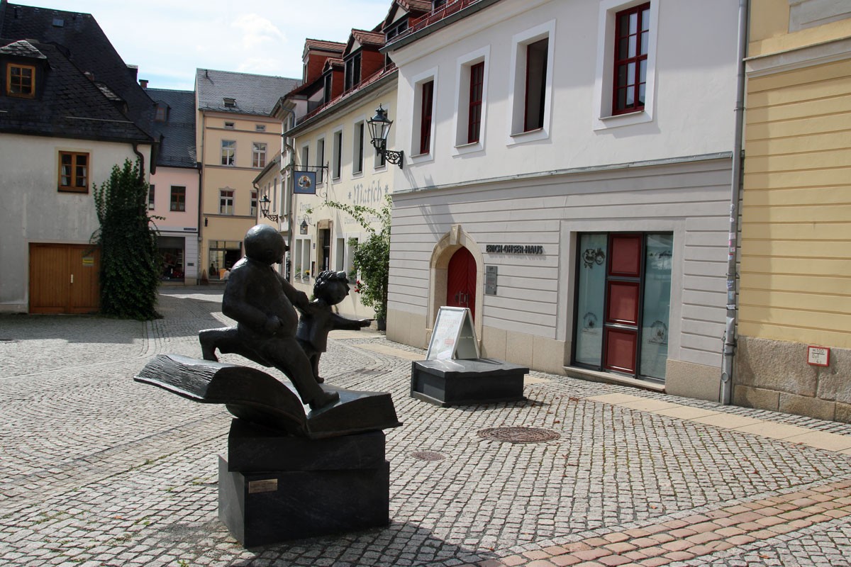 Figuren vorm Ohser-Haus in Plauen