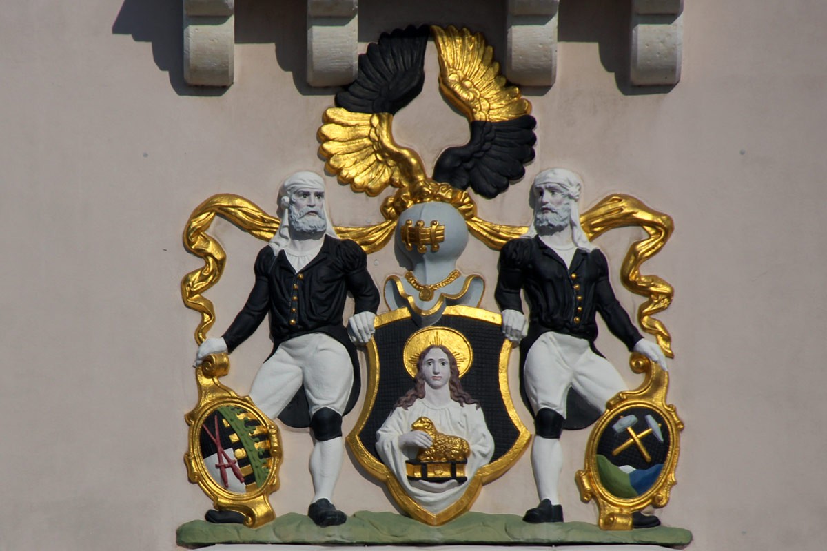Wappen am Rathaus in Schneeberg