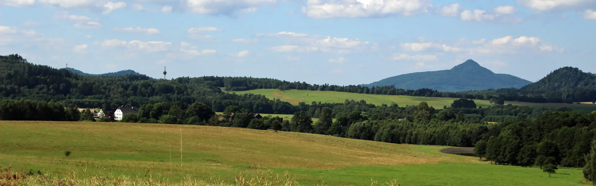 Blick zum Aussichtsberg Jeschken in Böhmen